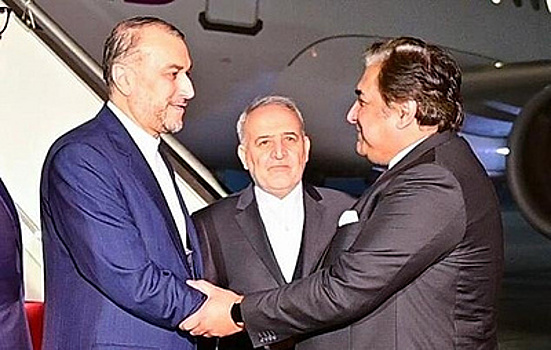 Глава МИД Ирана прибыл в Пакистан для нормализации двусторонних отношений