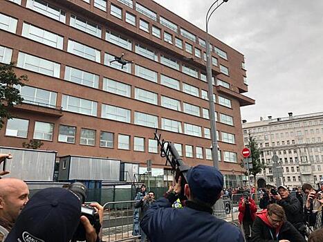 Полицейские на митинге в Москве сбили квадракоптер, который делал снимки с высоты птичьего полета