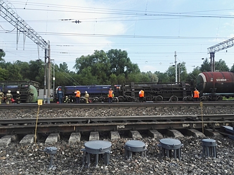 Последствия схода цистерн с мазутом на железной дороге в Ярославле ликвидированы