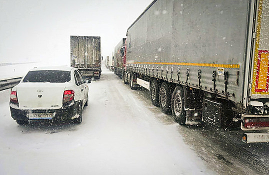 «Люди стоят сутками»: в Челябинской области образовались многокилометровые пробки из-за снегопада