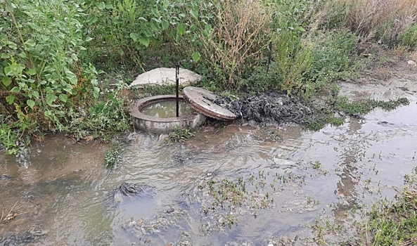 Жилой массив на юге Волгограда затопило сточными водами