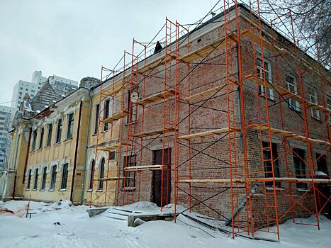 В Новосибирске начали ремонт аварийного памятника на улице Якушева
