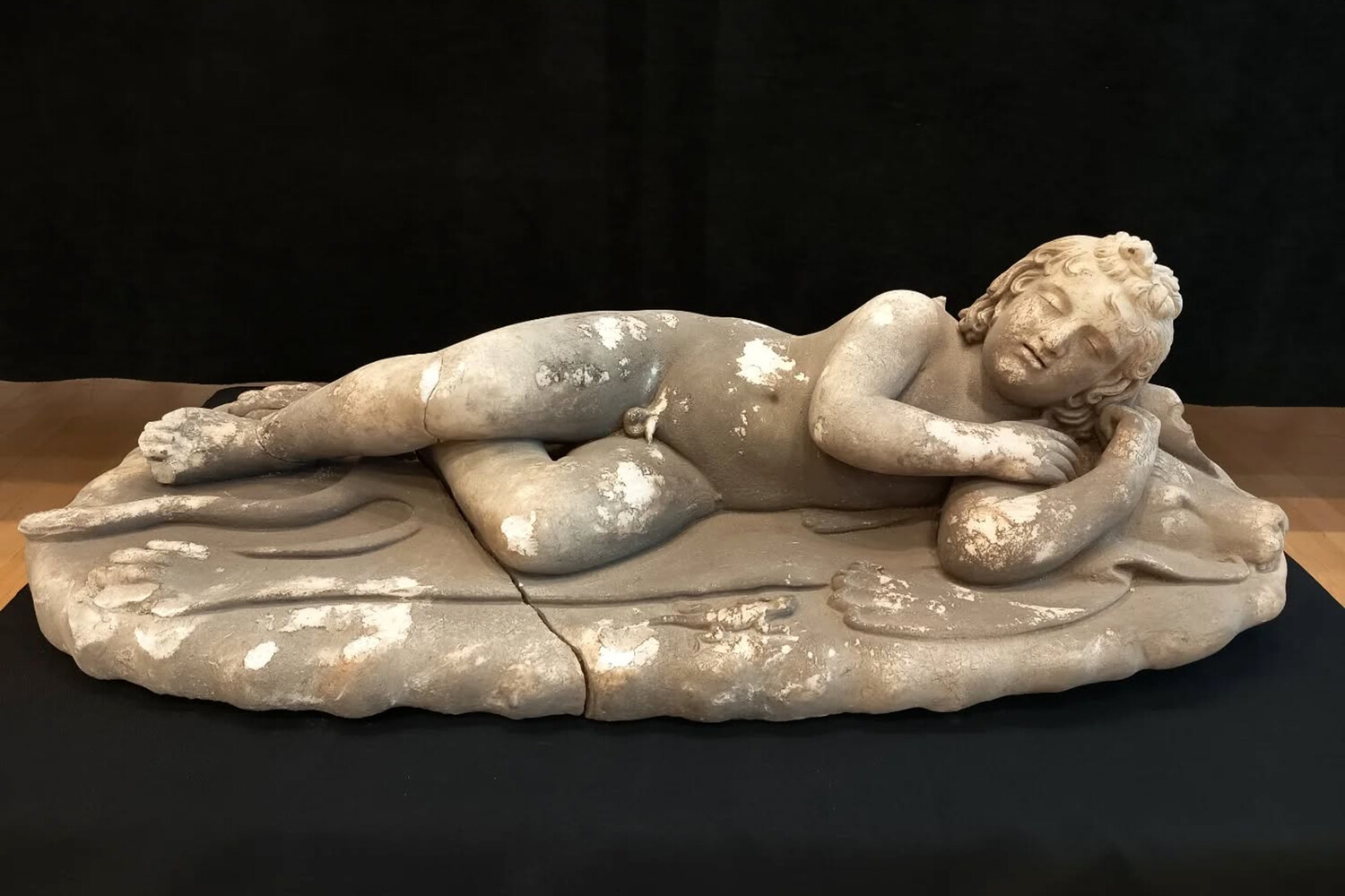 В Хорватии обнаружена редкая статуя спящего Купидона