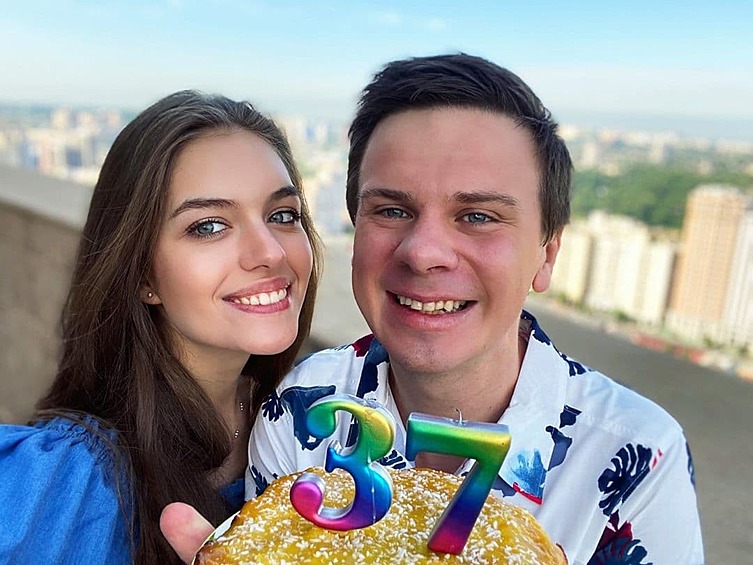 В 2019 году Дмитрий Комаров женился на Александре Кучеренко. Пара обвенчалась в храме Иерусалима, а потом отправилась в медовый месяц на Мальдивы. 