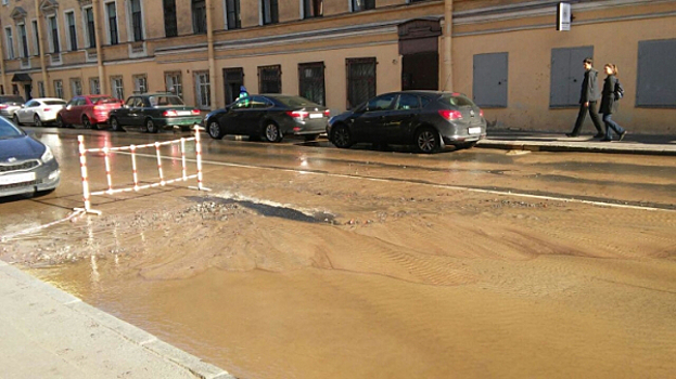 В центре Петербурга вода пробила асфальт