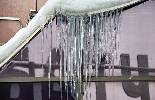 В российском городе глыба льда пробила окно в квартире