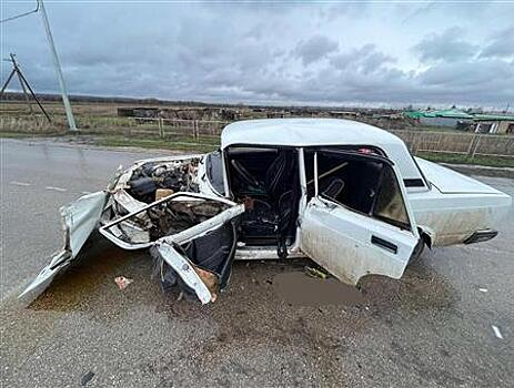 Пожилой водитель "семерки" въехал в КамАЗ под Чапаевском