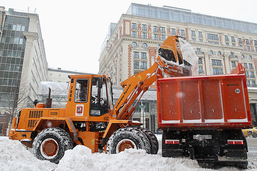По данным на утро среды, высота снежного покрова в Москве составляет 24 см. Непогода стала причиной заторов на дорогах и гололедицы.
