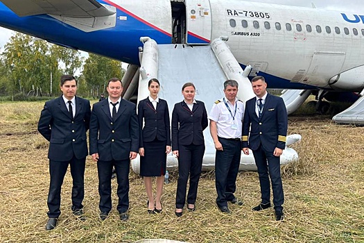 Гендиректор "Уральских авиалиний": Капитан Airbus сел в поле из-за риска нехватки топлива