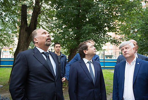 Мень и Чибис раскритиковали в Екатеринбурге балконы и провода