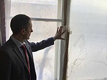 Директор красноярской школы вызвала полицию из-за сделанного учеником фото разбитого окна