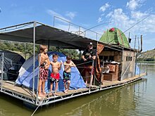 Известный шоумен Дмитрий Дибров со своей семьей сплавился по Дону