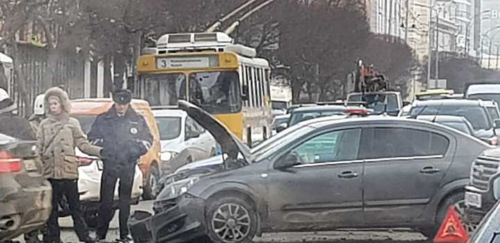 В центре Екатеринбурга образовалась огромная пробка из-за аварии на Малышева