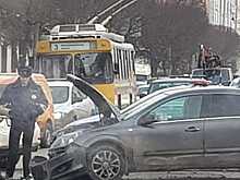 В центре Екатеринбурга образовалась огромная пробка из-за аварии на Малышева