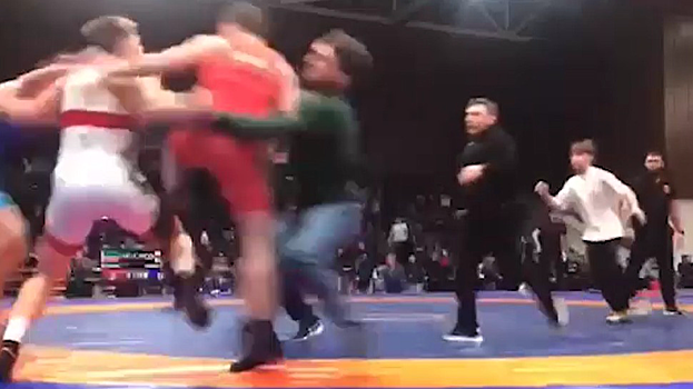 Спортсмены и зрители устроили массовую драку на первенстве по борьбе в Чечне