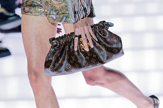 Сотрудницы авиакомпании выбросили содержимое люксовой сумки пассажирки и присвоили ее себе