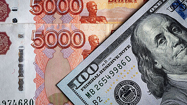 Курс рубля вырос к евро и доллару