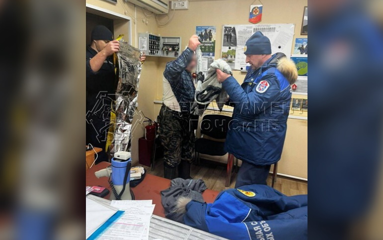 Рыбак упал в воду с надувной лодки на севере Москвы