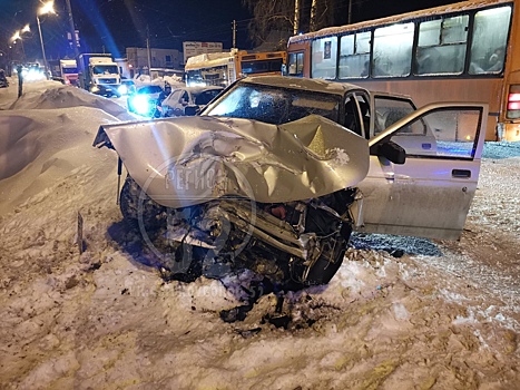Легковушка врезалась в автобус в Нижнем Новгороде