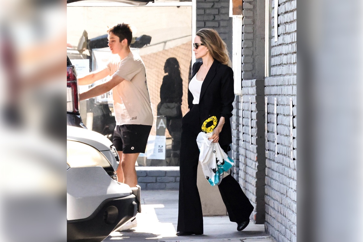 Анджелину Джоли и их общего с Брэдом Питтом 15-летнего сына сняли на прогулке