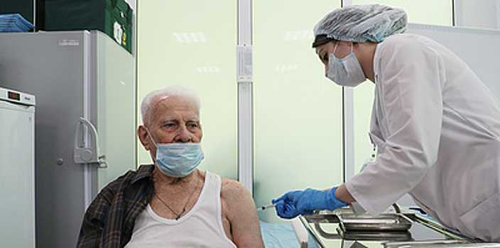 Людям пожилого возраста в РФ рекомендуют прививаться. Главное о коронавирусе за 1 октября