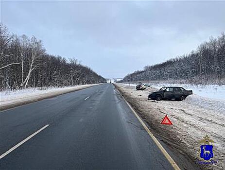 Под Самарой лоб в лоб столкнулись две Lada