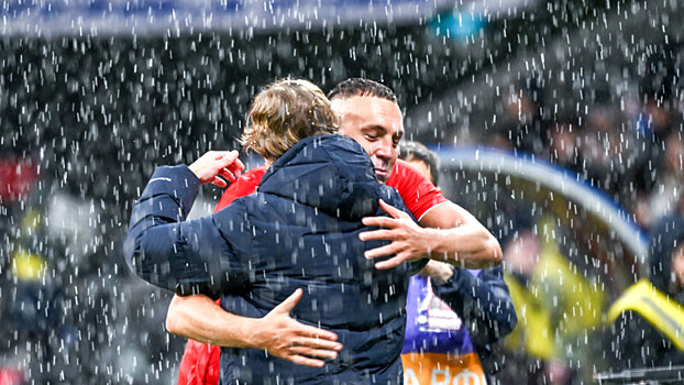 Карпин и Дзюба обнялись после замены в матче сборной России с Гренадой