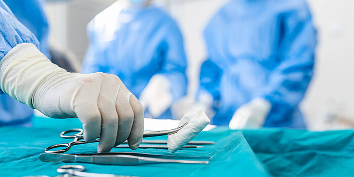 Подмосковные врачи спасли ногу попавшему под грузовик пенсионеру