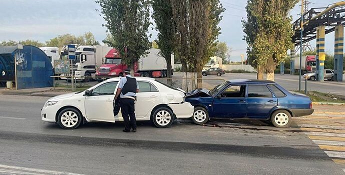 Два авто и пешеход: ДТП на перекрестке в Новочеркасске