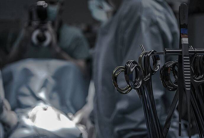 Пациент обвинил врача в краже толстой кишки и превратил его жизнь в ад