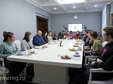 Олег Мельниченко встретился со школьниками из Пологовского района, которые приехали в Пензу на весенние каникулы