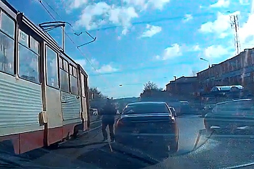 Дошёл до ручки: челябинец врубил «аварийный» выход в трамвае, проспав свою остановку