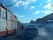 Дошёл до ручки: челябинец врубил «аварийный» выход в трамвае, проспав свою остановку