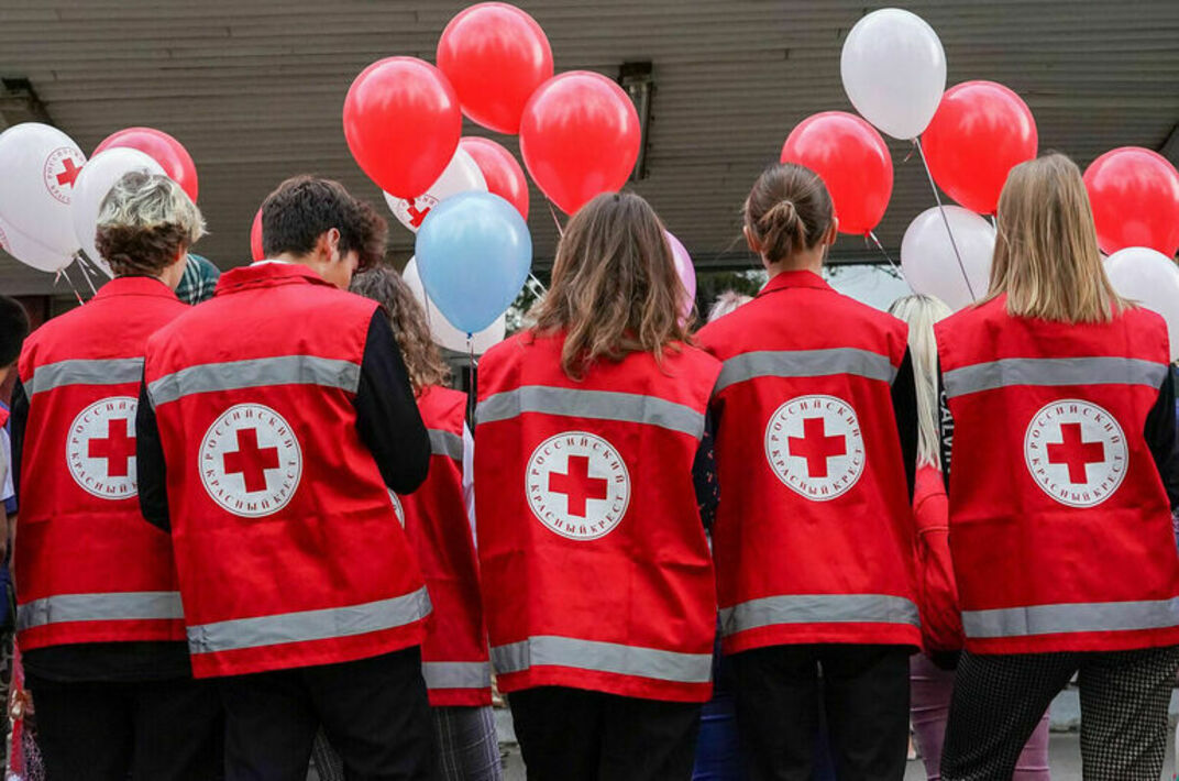 Волонтер. Красный крест организация. Красный крест (red cross ). Огромный красный крест. Добровольцы красного креста.