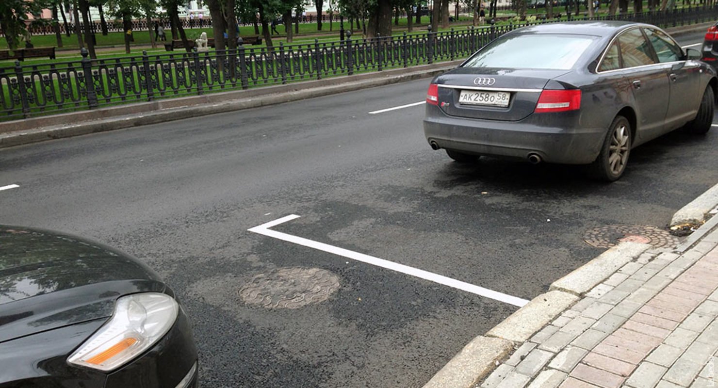 Разметка парковочных мест вдоль дороги