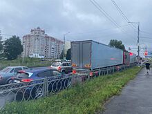 Бросали машины и шли на автобусы: Кострома встала в сумрачную пробку