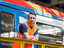 Мелодии и техника. Сергей Золотарев подготавливает составы в метро и занимается творчеством