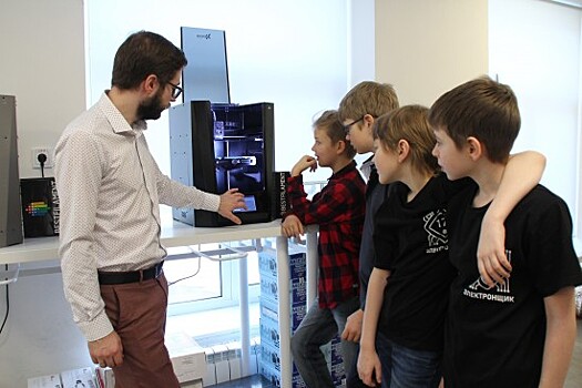 Строить ракеты и улучшать смартфоны. Школа № 17 в Конькове готовит микроэлектронщиков