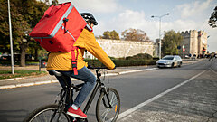 Мигрант из Азербайджана выдал правду о работе курьером в Москве