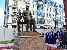 В Казани напротив консерватории им. Жиганова открыли памятник Рустему Яхину