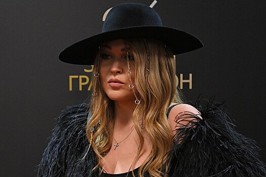 &laquo;Мои все ржут&raquo;: Ирина Дубцова упала на&nbsp;концерте из-за высоких каблуков