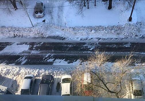 Благовещенцам приходится откапывать проезды к домам после уборки на дорогах