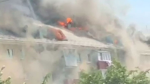В Южно-Сахалинске полыхает крыша многоэтажного дома