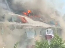 В Южно-Сахалинске полыхает крыша многоэтажного дома