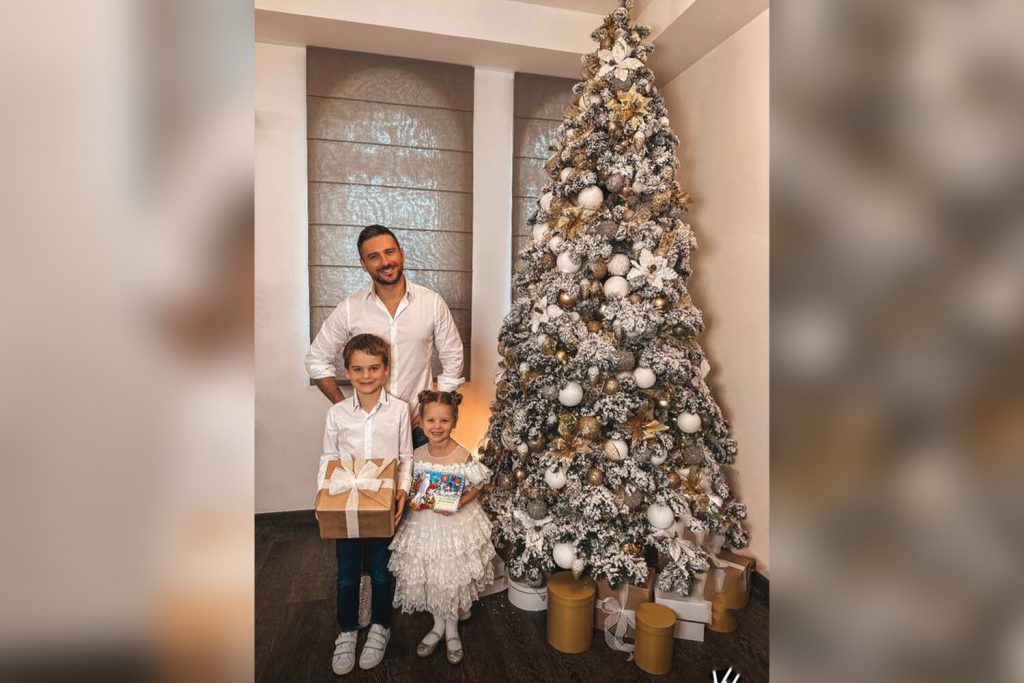 Сергей Лазарев поделился трогательными кадрами своих детей с новогоднего утренника