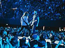 Лидера Maroon 5 раскритиковали из-за реакции на объятия фанатки