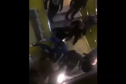 Массовая драка в российском ТЦ попала на видео
