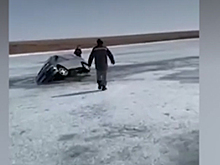 Под Иркутском во время дрифта на реке под лёд провалился автомобиль