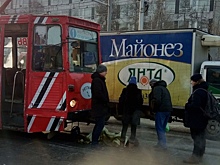 Находчивые пассажиры спасли опавшую под трамвай бабушку в Иркутске