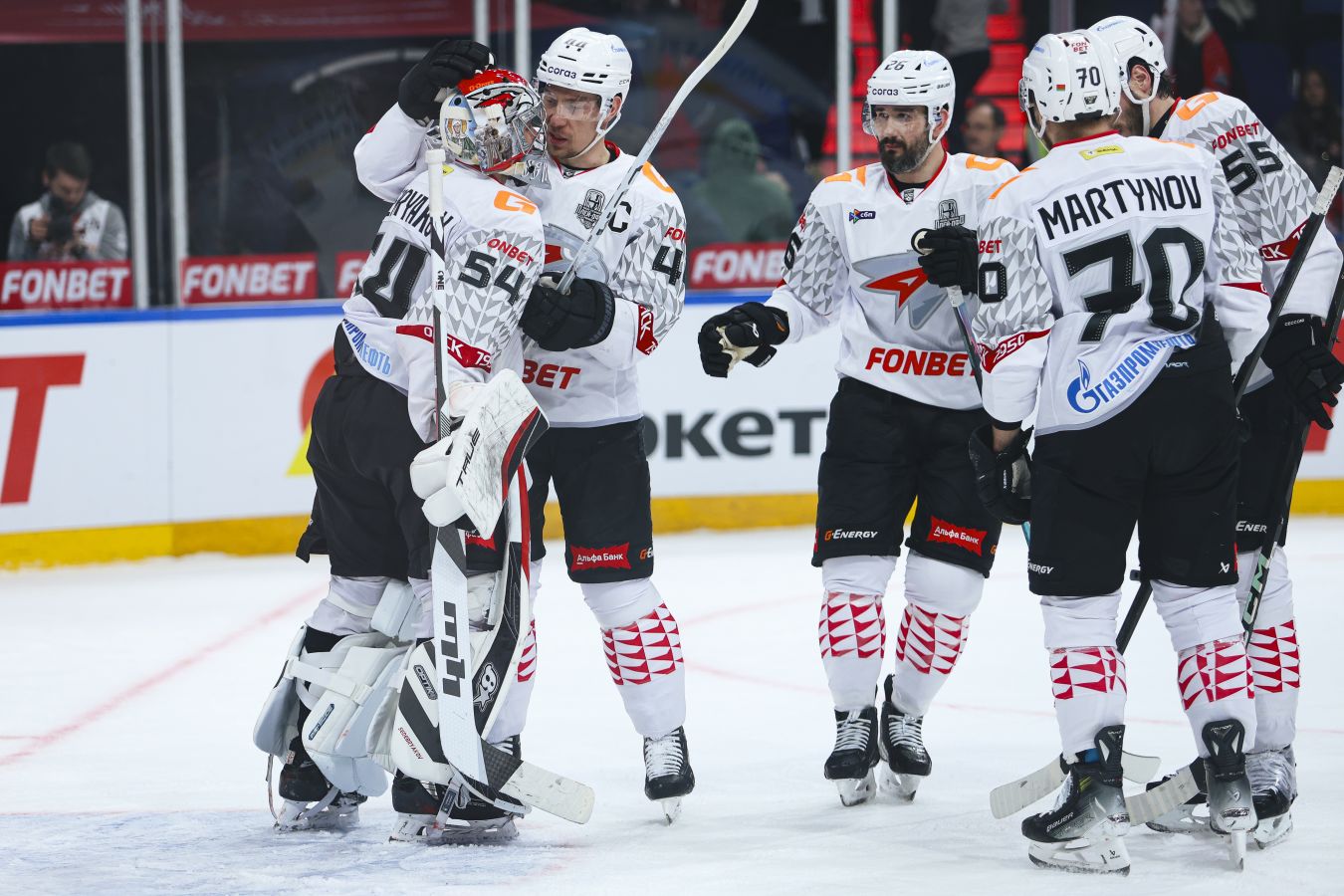 «Авангард» одержал волевую победу над «Локомотивом» и повёл в полуфинальной серии со счётом 2:0.